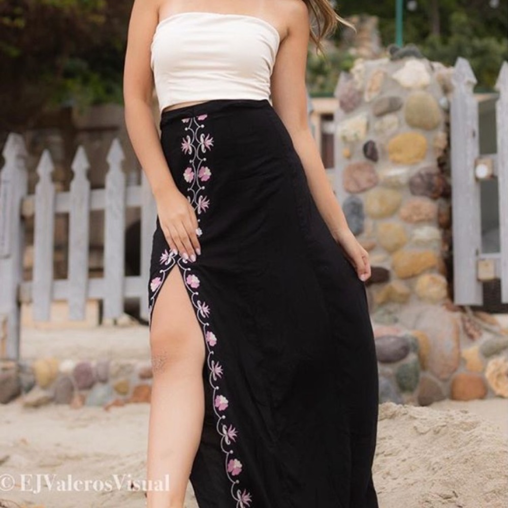 Black Charlotte Russe Flower Slit Maxi Skirt XS - Picture 1 of 2